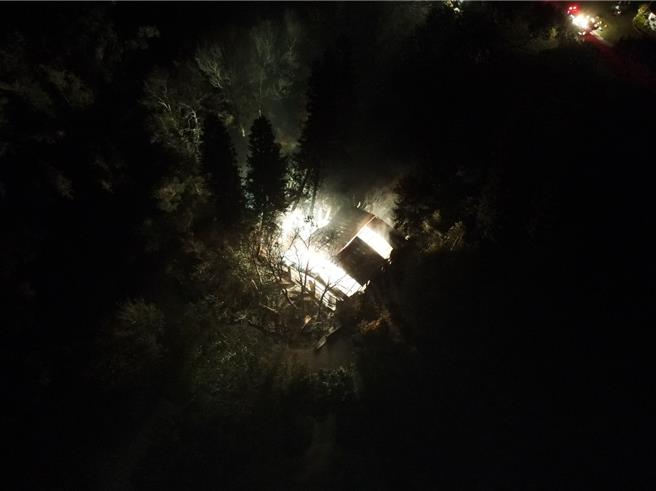 苗栗县造桥乡龙升村一家爆竹工厂发生爆炸，消防局出动空拍机监控火势。（读者提供／谢明俊苗栗传真）