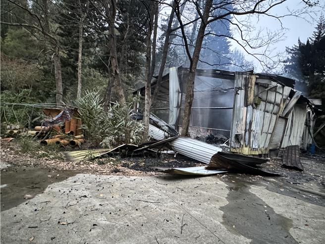 苗栗县造桥乡龙升村一家爆竹工厂发生爆炸，火势已经扑灭，爆炸起火现场已烧成废墟。（读者提供／谢明俊苗栗传真）