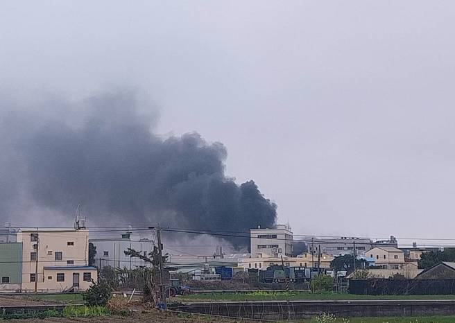 台中大甲石化廠火警！烈焰濃煙直竄天際。(民眾提供)