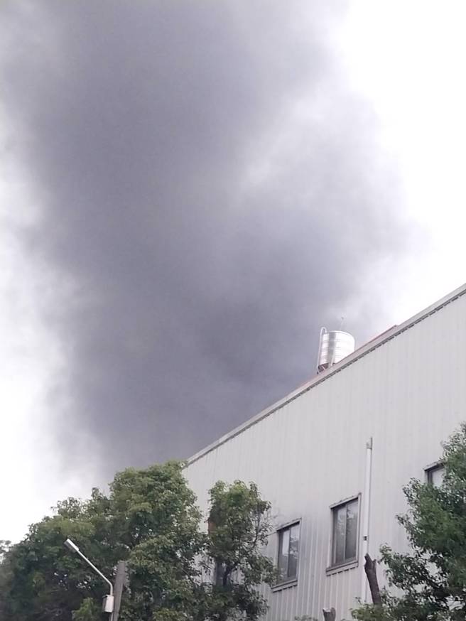 台中大甲石化廠火警！烈焰濃煙直竄天際。(民眾提供)