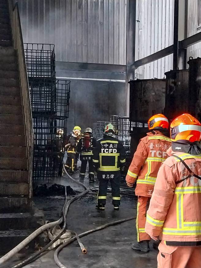 台中大甲石化廠火警！烈焰濃煙直竄天際。(民眾提供)