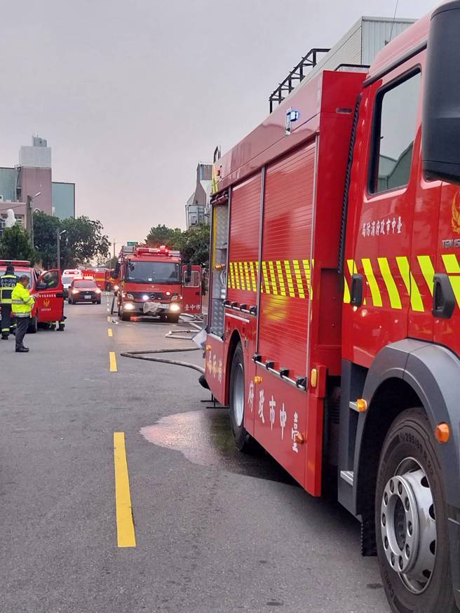台中大甲石化廠火警！烈焰濃煙直竄天際。(民眾提供)