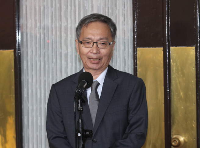 立法院9日临时会安排行政院长提出「是否公布高端合约？是否图厂商及危害全民健康权益？」专案报告，卫福部长薛瑞元到立法院备询并受访。（姚志平摄）