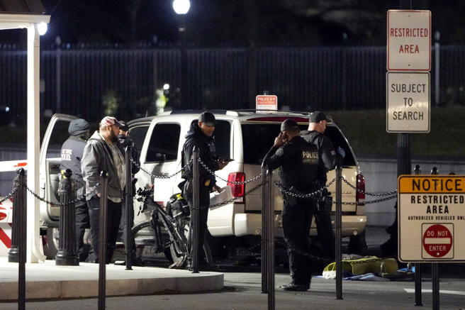 一辆轿车于华府时间8日晚间6时左右衝撞白宫大门，目前驾驶已经被逮捕。画面为特勤人员调查衝撞白宫大门的轿车。（图／美联社）