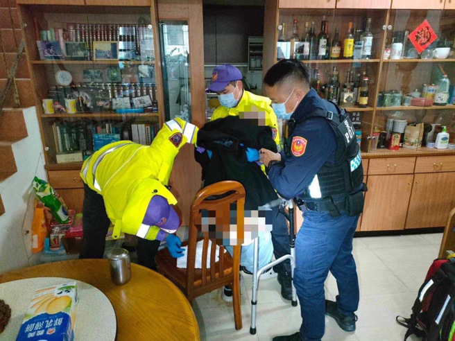 老伴摔倒趴卧在地，阿婆好心急，龙潭警方即刻救援。（翻摄画面）