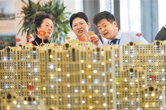 上海房市2023年以「翘尾」收官，新房成交套数环比增长27％，二手房成交量再回荣枯线以上。（中新社资料照片）