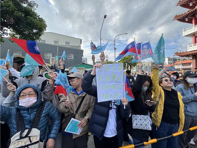 民眾高举「台南不是民进党的」白纸到场挺柯文哲。(曹婷婷摄)