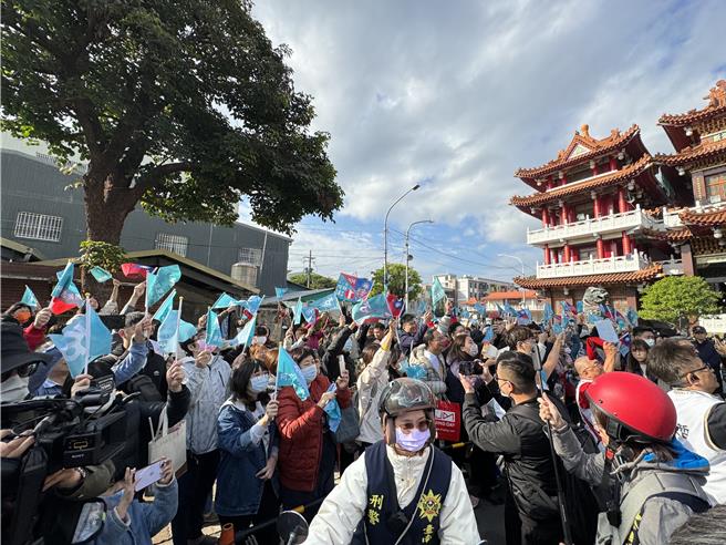 柯文哲上午从关庙山西宫启动车队扫街，不少支持者到场相挺。(曹婷婷摄)