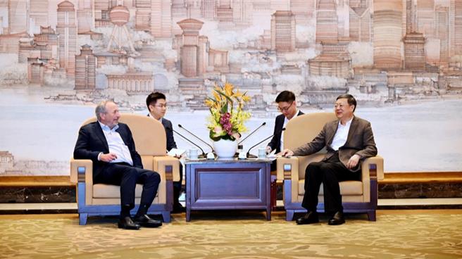 上海市委书记陈吉寧（前排右）8日下午会见前美国财政部长萨默斯（前排左）一行。（图／取自上观新闻）