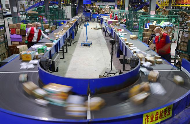 大陆国家邮政局表示，预计2023年邮政寄递业务量将超过1600亿件、年增率约16.5％。（新华社）