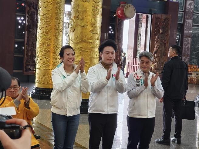 民眾党副总统候选人吴欣盈9日到桃园扫街，她一早先到护国宫参香，再开始扫街行程。（赖佑维摄）