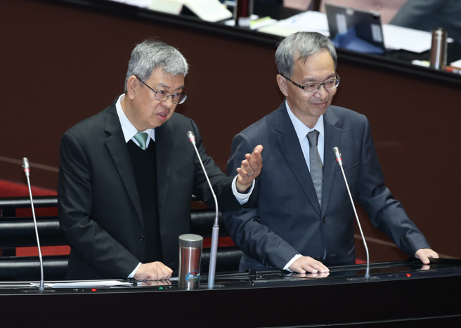 立法院9日临时会安排行政院长提出「是否公布高端合约？是否图厂商及危害全民健康权益？」专案报告，阁揆陈建仁（左）、卫福部长薛瑞元（右）上台答询。（姚志平摄）