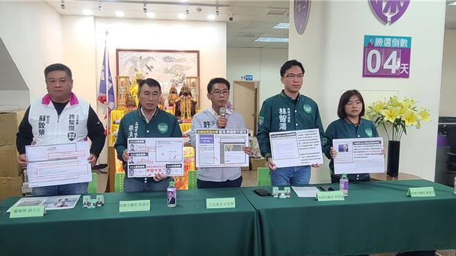 民进党立委许智杰（中）今（9）日质疑对手、国民党高雄凤山立委候选人锺易仲声称拥有美国北维吉尼亚大学学歷，但该校并非正规认可大学，甚至有文凭工厂疑虑，要求锺该道歉退选。（柯宗纬翻摄）