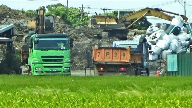 谢姓男子开设的营造公司2020年得标永安渔港泊地及航道疏浚工程，要疏浚5万立方米淤泥。涉嫌3.8万立方米淤泥连清都没清，仅砂石车空车绕场作假资料。（翻摄照片）