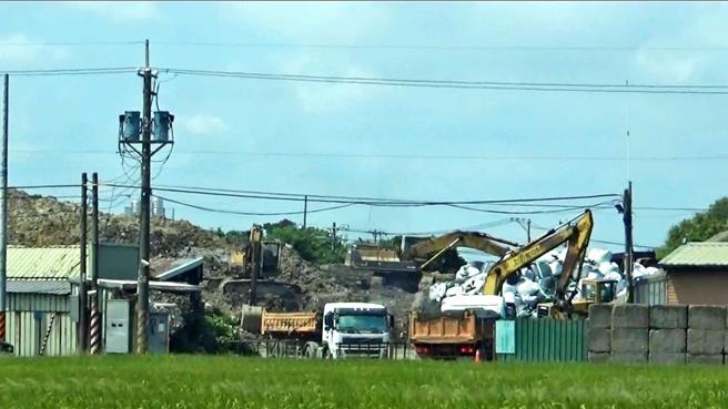 谢姓男子开设的营造公司2020年得标永安渔港泊地及航道疏浚工程，要疏浚5万立方米淤泥。涉嫌3.8万立方米淤泥连清都没清，仅砂石车空车绕场作假资料。（翻摄照片）