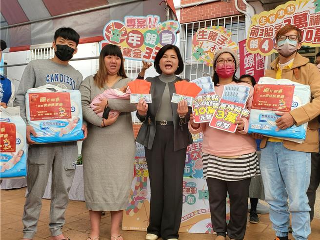 雲林縣長張麗善（右三）9日親頒13萬元獎勵金給2戶生第四胎小孩的家長，大家都很開心。（周麗蘭攝）