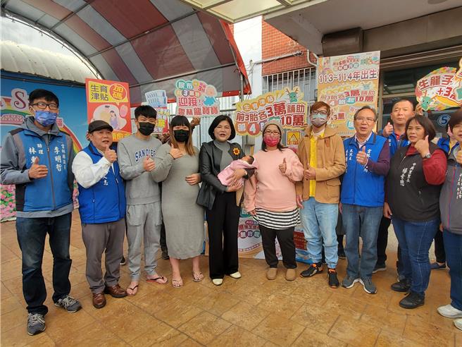張麗善（左五）說，習俗上很多民眾喜歡在龍年生小孩，她很期待今年龍年大家努力增產報國，把6億元預算領光光。（周麗蘭攝）