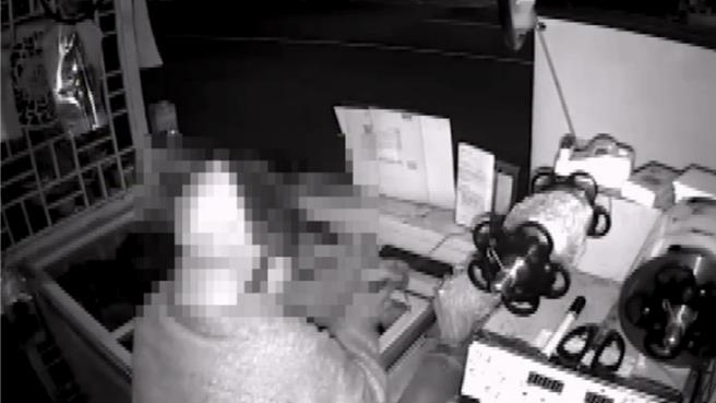 凤山一名窃嫌锁定饮料店爱心箱行窃，让店主大骂「连爱心箱也敢偷，真没爱心！」（警方提供／任义宇高雄传真）