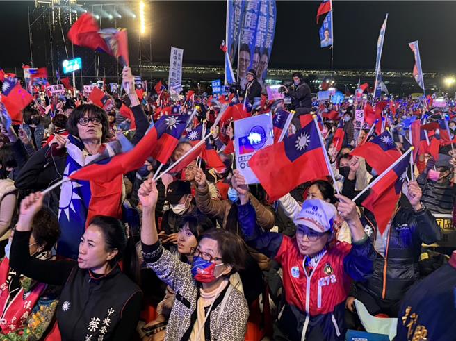  2024选前黄金周，国民党8日晚间在台中市乌日区举办「挺侯康」大造势，却传出小插曲，有游览车9点未到想先提前离开，员警没有放行，警方9日说明，是配合主办单位规画协助共同执行管制。（潘虹恩摄）