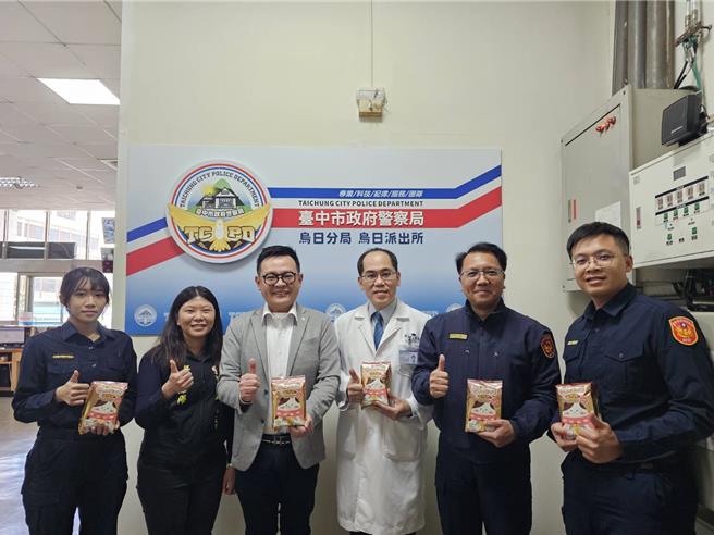 近日气温下降，执勤的员警常耐着寒风执勤，乌日林新医院副院长林建中体恤员警，8日下午慷慨捐赠20大箱、共4800份暖暖包，为第一线员警加油打气。（乌日警分局提供／潘虹恩台中传真）