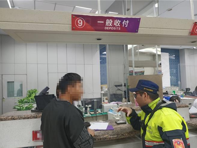 30多岁刘先生到银行办理约定帐户，行员查觉有异，立即通知太平派出所员警到场劝阻。（太平警分局提供／冯惠宜台中传真）