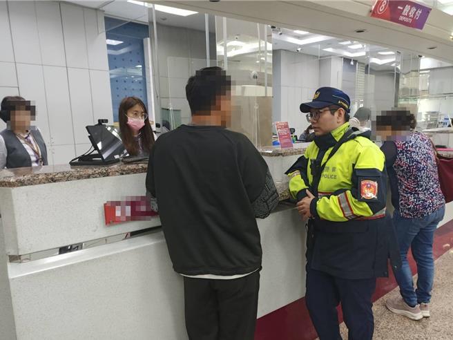 30多岁刘先生到银行办理约定帐户，行员查觉有异，立即通知太平派出所员警到场劝阻。（太平警分局提供／冯惠宜台中传真）