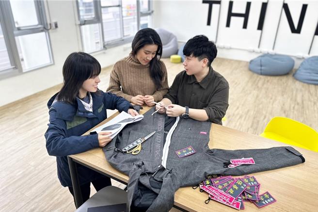 桃市青年局培育团队合作，设计3款首长秋冬服饰。（青年局提供／吕筱蝉桃园传真）