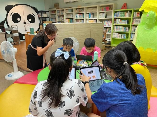 国立高雄大学视讯陪伴台南市佳里区仁爱国小学童练习语言。（教育部提供／林志成台北传真）