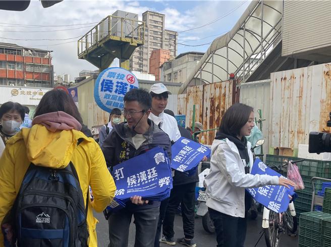 民眾党台北市议员「学姊」黄瀞莹、陈宥丞8日陪同无党籍台北市一选区（士林、北投）立委候选人侯汉廷扫北投市场。（刘彦宜摄）