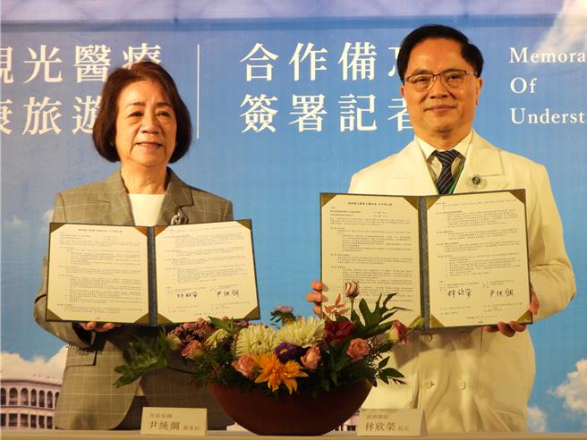花莲慈济医院长林欣荣（右）今与秧悦美地度假酒店董事长尹纯稠（左）签署MOU，联手打造观光养生医疗一站式管理平台。（罗亦晽摄）