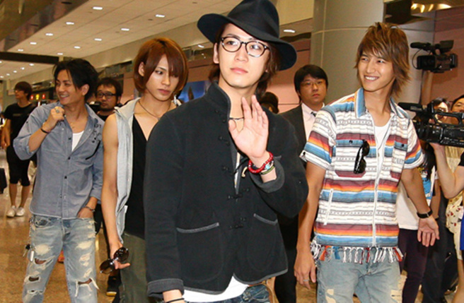 龟梨和也被爆在酒吧向陪酒小姐索吻，由于不满被拒，竟恼羞成怒拿手机怒摔。（图／本报资料照片）