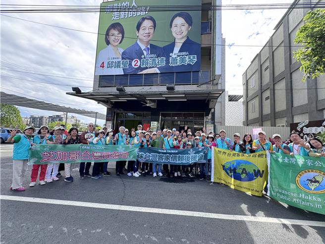 2024年总统大选进入倒数阶段，全球海外关心总统立委大选的客家乡亲自主成立助选团，希望能够走遍全台湾，替客籍／客庄候选人加油打气，今天上午助选团来到南台湾客家大本营高雄市美浓区，替客籍的民进党立委候选人邱议莹加油打气。（邱议莹竞选总部提供／林雅惠高雄传真）