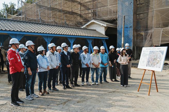 陈其迈偕同文化部部长史哲及与会贵宾 聆听业务单位说明原日本海军凤山无线电讯所修復工程简报（图片来源：高雄市文化局提供）