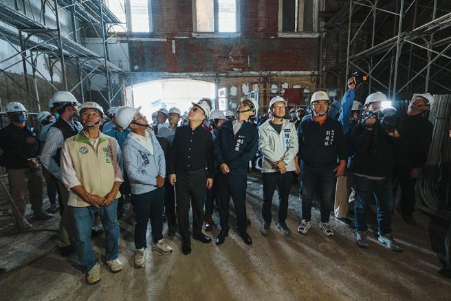 陈其迈偕同文化部部长史哲及与会贵宾参观大碉堡内部（图片来源：高雄市文化局提供）