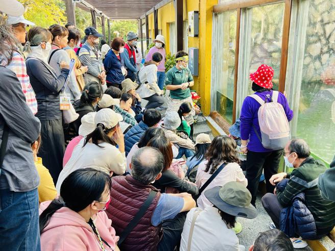 保育员详细解说动物的习性及特徵（图片来源：高雄市观光局提供）