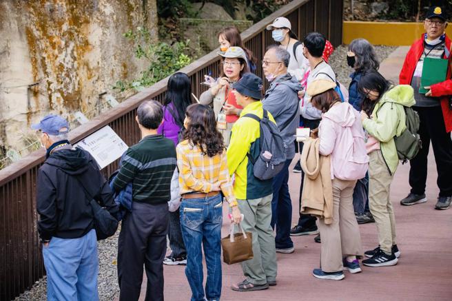 资深导览志工示范动物导览解说（图片来源：高雄市观光局提供）