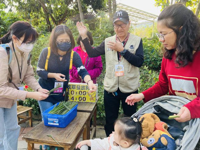 新进志工实习游客服务（图片来源：高雄市观光局提供）