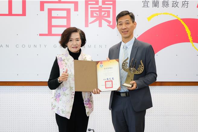 宜兰县长林姿妙（左）9日于县务会议上颁奖表扬万富国小校长林善敦（右）。（宜兰县政府提供／吴佩蓉宜兰传真）