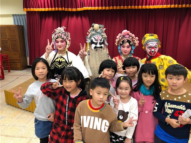 万富国小致力于发展学生的各项才艺，成立陶艺、口琴、乌克丽丽等艺文社团。（万富国小提供／吴佩蓉宜兰传真）