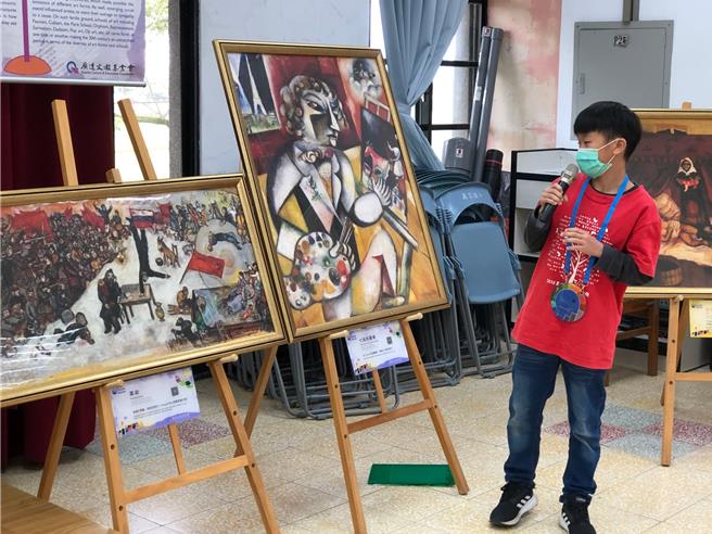 训练孩子们成为艺术小尖兵，导览解说给观眾听。（万富国小提供／吴佩蓉宜兰传真）