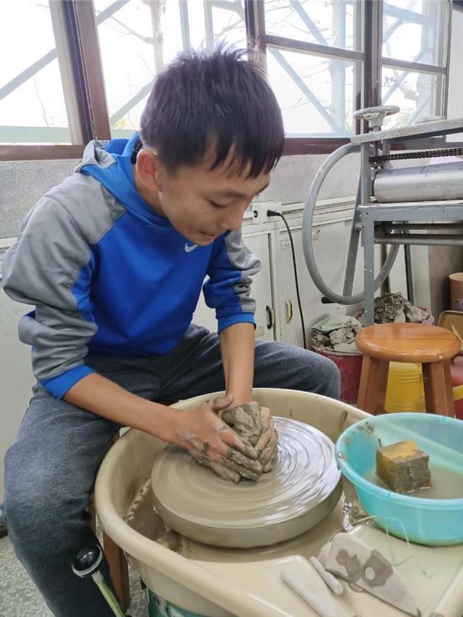 陶艺课程也是小朋友喜爱的课程之一。（万富国小提供／吴佩蓉宜兰传真）