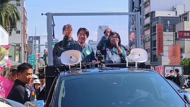 民进党总统候选人赖清德今天陪同嘉义市立委候选人王美惠车队扫街。（廖素慧摄）