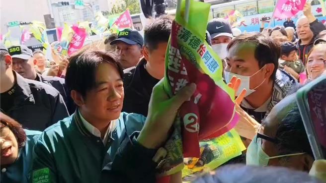 民进党总统候选人赖清德今天陪同嘉义市立委候选人王美惠车扫，受到民眾热情簇拥。（廖素慧摄）