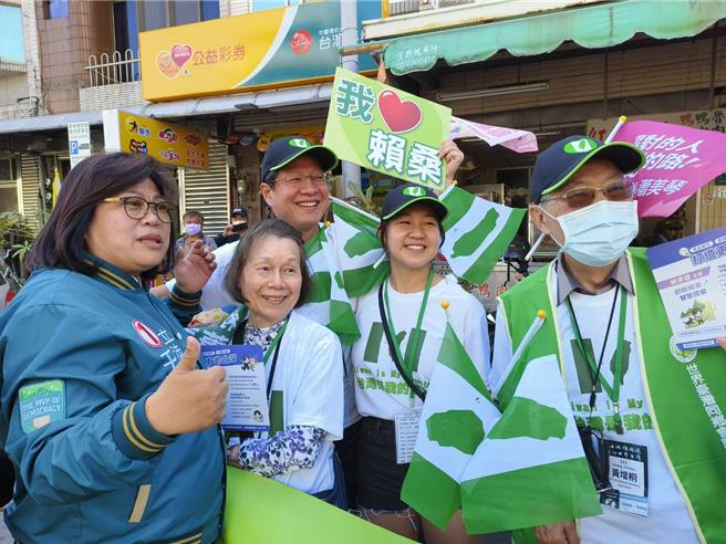 民进党海外支持侨胞祖孙三代返台相挺，与王美惠热情合照。（廖素慧摄）