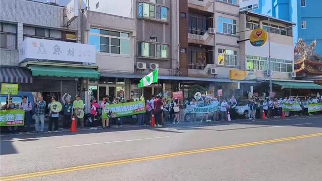 民进党海外后援会团体在公明路上大排人龙高呼「冻蒜」。（廖素慧摄）