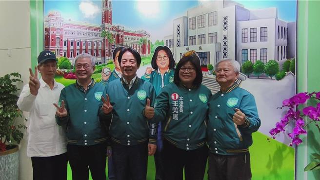民进党总统候选人赖清德今天陪嘉义市立委候选人王美惠车队扫街，在竞总与干部合照。（廖素慧摄）