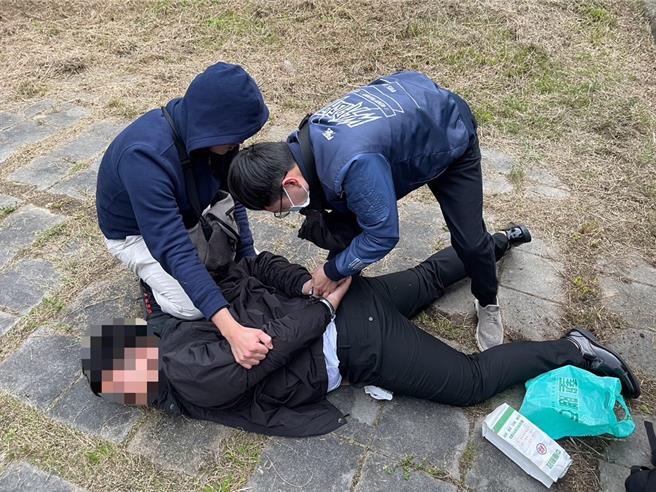 基隆一名林男轻信假投资骗局，被骗399万元后，受友人提醒警觉并报案，警方埋伏并于收取款项时顺利逮获一名担任车手的黄姓男子，后移送检方，向法院声请羁押获准。图为黄男遭逮捕情形。（基隆市警察局提供／徐佑升基隆传真）