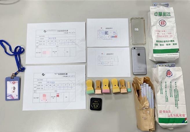 基隆一名林男轻信假投资骗局，被骗399万元后，受友人提醒警觉并报案，警方埋伏并于收取款项时顺利逮获一名担任车手的黄姓男子。图为车手黄男身上携带的印鑑、手机等犯罪物品。（基隆市警察局提供／徐佑升基隆传真）