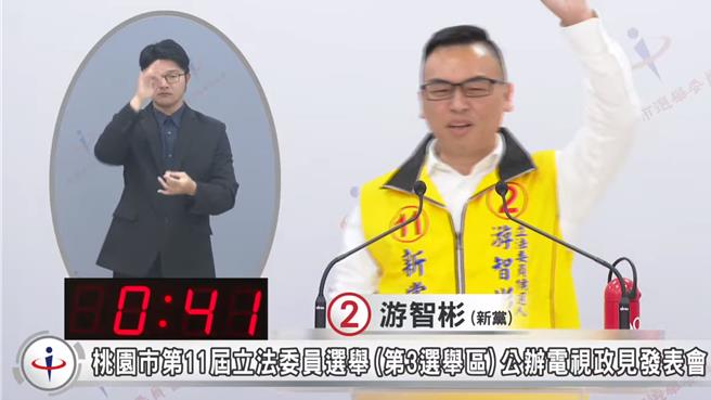 中坜战神游智彬政见发表仿王义川起乩，手语老师淡定重现。(蔡依珍摄)