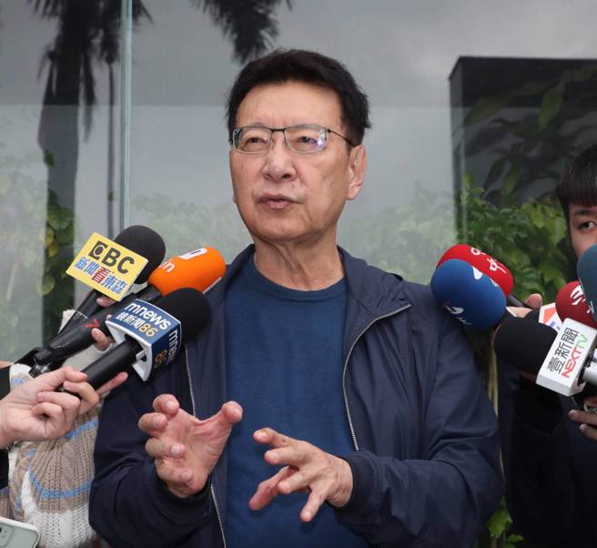 國民黨副總統候選人趙少康（圖）9日參訪安德烈食物銀行，並於參訪前受訪。（劉宗龍攝）